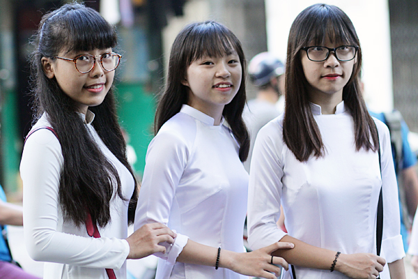 Nữ sinh Trường THPT Phan Đình Phùng (Hà Nội) đến sớm dự lễ khai giảng. (Ảnh: Hồng Minh)